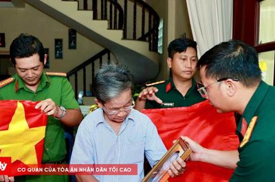 Nước mắt ngày các anh trở về