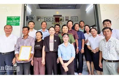 Phường Bình Đức trao nhà Đại đoàn kết cho hộ dân