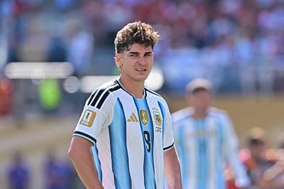 Bế tắc thương vụ Julian Alvarez, HLV Hansi Flick giải bài toán số 9 tại Barca ra sao?