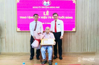 Trao tặng Huy hiệu 75 năm tuổi Đảng cho đảng viên Phạm Đức Huân