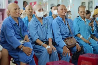 Trao tặng 40 bộ tóc cho bệnh nhân ung thư đang điều trị tại Bệnh viện Ung bướu Đà Nẵng