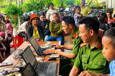 Công an xã Ia Nan trao hơn 500 sim điện thoại miễn phí cho người dân