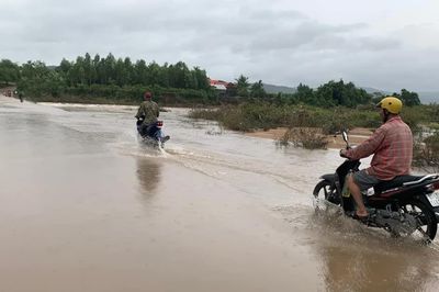 Ngầm tràn mùa lũ: Rình rập hiểm nguy