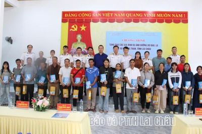 Bộ Tham mưu Hải quân thăm hỏi, tặng quà nhân dân xã Mường Than