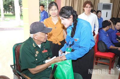 Nghị lực thắp sáng tương lai của cô gái khiếm thị