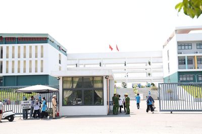 Thí sinh đến điểm thi Trường THPT Chuyên Tuyên Quang làm thủ tục thi lại