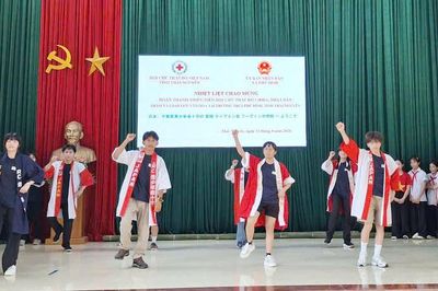 Thanh thiếu niên Nhật Bản giao lưu văn hóa tại xã Phú Đình