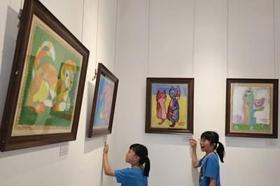 Họa sĩ nhí sáng tạo trên nền chất liệu truyền thống