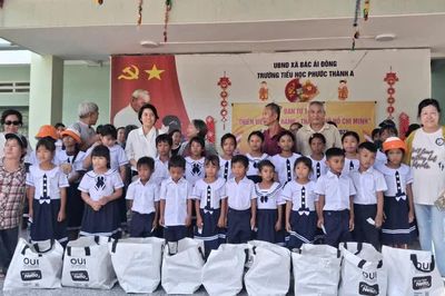 Ban Từ thiện thiền viện Vạn Hạnh tặng xe đạp và quà cho học sinh tại tỉnh Khánh Hòa