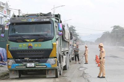 Phú Thọ: Xử nghiêm xe tải chở đất đá làm rơi vãi trên đường Hồ Chí Minh gây mất ATGT