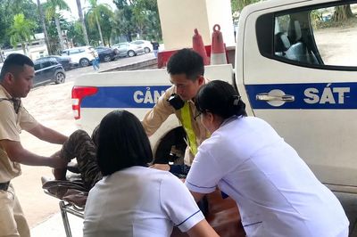 Cảnh sát giao thông Lâm Đồng kịp thời đưa người phụ nữ ngất xỉu bên quốc lộ đi cấp cứu