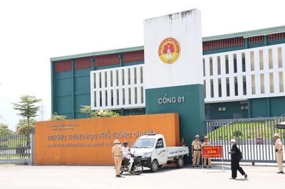 Hình ảnh các thí sinh điểm thi trường chuyên Tuyên Quang làm thủ tục thi lại