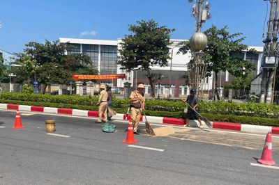 Cảnh sát giao thông Lào Cai phơi mình dưới nắng nóng 38 độ C, xử lý dầu loang trên đường