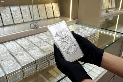 Ngày 13/8: Giá bạc trong nước giảm nhẹ, giá bạc thế giới "giằng co" quanh 65 USD/ounce
