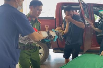 Công an xã nhanh chóng đưa cháu bé bị gãy chân đi cấp cứu