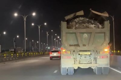Xe tải chở vật liệu vi phạm trên cầu Vĩnh Tuy