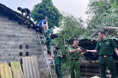 Đồn Biên phòng Đức Long hỗ trợ 3 hộ dân khắc phục nhà bị tốc mái do mưa lốc