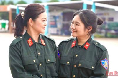 Hai thế hệ chung một màu áo, tiếp nối ngọn lửa truyền thống Công an nhân dân