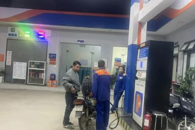 Giá xăng giảm gần 500 đồng/lít