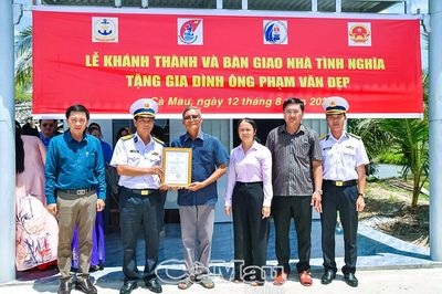 Quân chủng Hải quân bàn giao 'Nhà tình nghĩa' tại Cà Mau