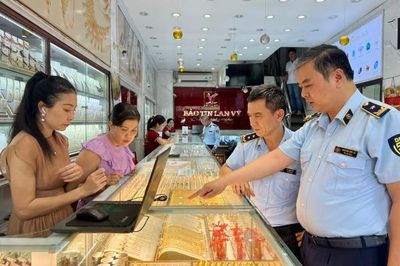 Quản lý thị trường Hà Nội tăng kiểm soát, ngăn đầu cơ vàng, bạc, ngoại tệ
