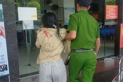 Phát hiện 3 người nằm bất động trên đường, Trung tá công an lập tức dừng xe cứu người