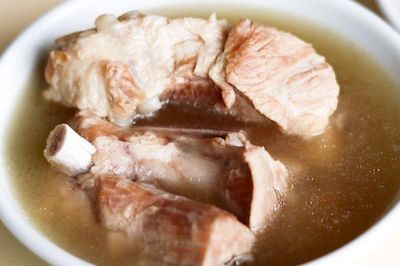 4 lỗi khi hầm xương khiến nước dùng đục, kém thơm: Nhiều người vẫn làm mỗi ngày