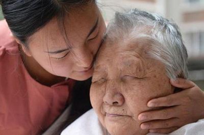 Về già ốm đau nằm trên giường bệnh mới nhận ra, chỉ có 3 người này là thương ta nhất