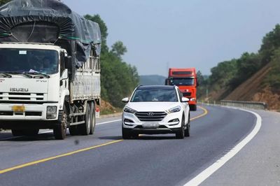 Tài xế ô tô cần biết: Có 2 trường hợp vượt phải hợp pháp, tránh mất tiền oan