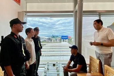 Bàn giao đối tượng người Kazakhstan bị truy nã quốc tế