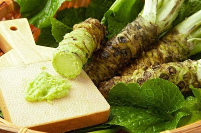 Loại mù tạt xanh chúng ta hay dùng không phải wasabi, vì wasabi thật siêu đắt