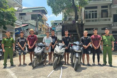 Khởi tố 7 thanh niên cầm kiếm ra đường chém người vô cớ ở Hà Nội