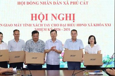 HĐND xã Phú Cát đẩy mạnh mô hình 'Kỳ họp không giấy tờ'
