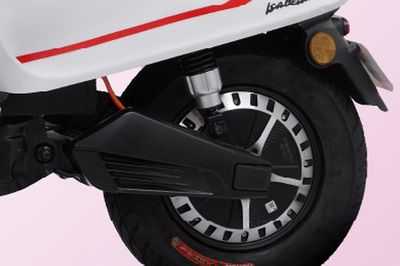 Bất ngờ xe máy điện giá 19,9 triệu đồng cốp rộng tới 21L, pin đi 200 km/lần sạc