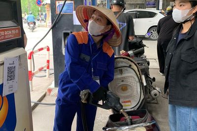 Giá xăng dầu tiếp tục giảm, E10RON95 còn 22.119 đồng/lít