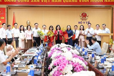 Bộ trưởng Đào Hồng Lan trao quyết định tiếp nhận, điều động, bổ nhiệm lãnh đạo Cục An toàn thực phẩm, Quỹ Phòng bệnh