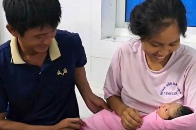 Sản phụ vỡ tử cung, bác sĩ cứu mẹ, giữ con