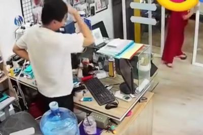 Câu hỏi 'khó đỡ' của nữ khách khiến chủ shop điện thoại 'đứng hình'