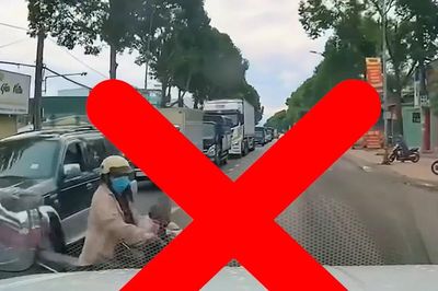 Người phụ nữ chở trẻ nhỏ bất ngờ cắt ngang dòng xe và cái kết hú vía