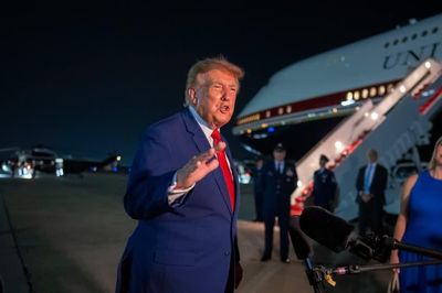 Ông Trump đưa theo 'nhóm trung thành nhất' khi bí mật rời Không lực Một
