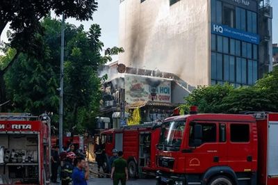 Kịp thời dập tắt đám cháy quán ăn trên phố Hoàng Ngân