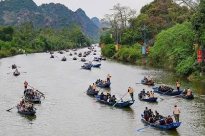 'Bốc hơi' 4,5 tỷ đồng vì nhờ xin cấp phép chở khách bằng đò ở chùa Hương