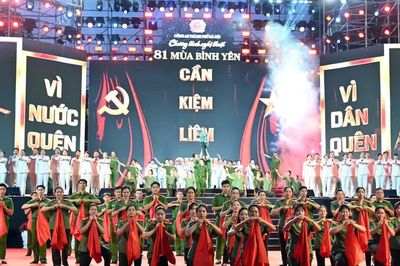 Trước giờ G, Hồ Gươm đã 'cháy' hết mình cùng '81 mùa bình yên'