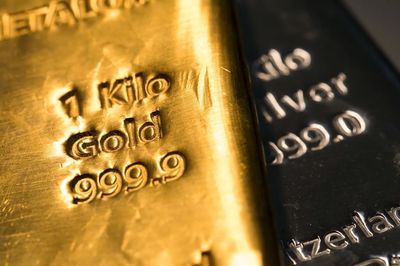 Giá vàng thế giới trượt dài, mất mốc 4.400 USD