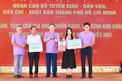 Đoàn cán bộ TP.HCM tặng hàng trăm cuốn sách tại TP Huế