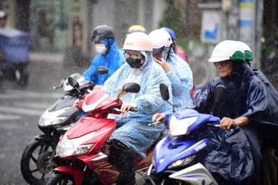 Thời tiết hôm nay 14.8: Hà Nội hạ nhiệt nhờ cơn mưa rào cuối ngày