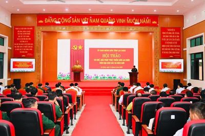 Bộ đội biên phòng Lai Châu giúp dân trồng sâm