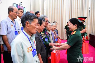 Bộ Quốc phòng gặp mặt đoàn đại biểu người có công với cách mạng tỉnh Đồng Tháp