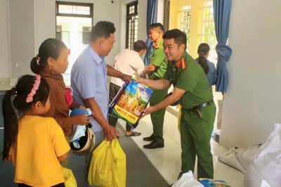 Phát huy tinh thần vì nhân dân phục vụ