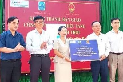Bàn giao công trình đèn năng lượng mặt trời tại xã Bến Hiên